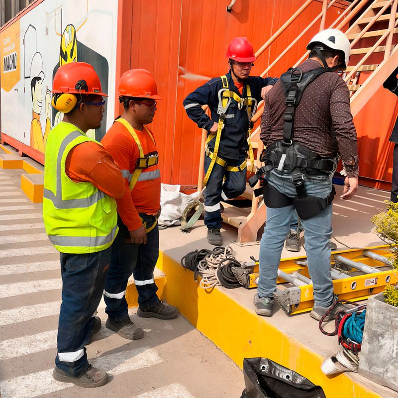 Arquitecto con casco de seguridad en obra